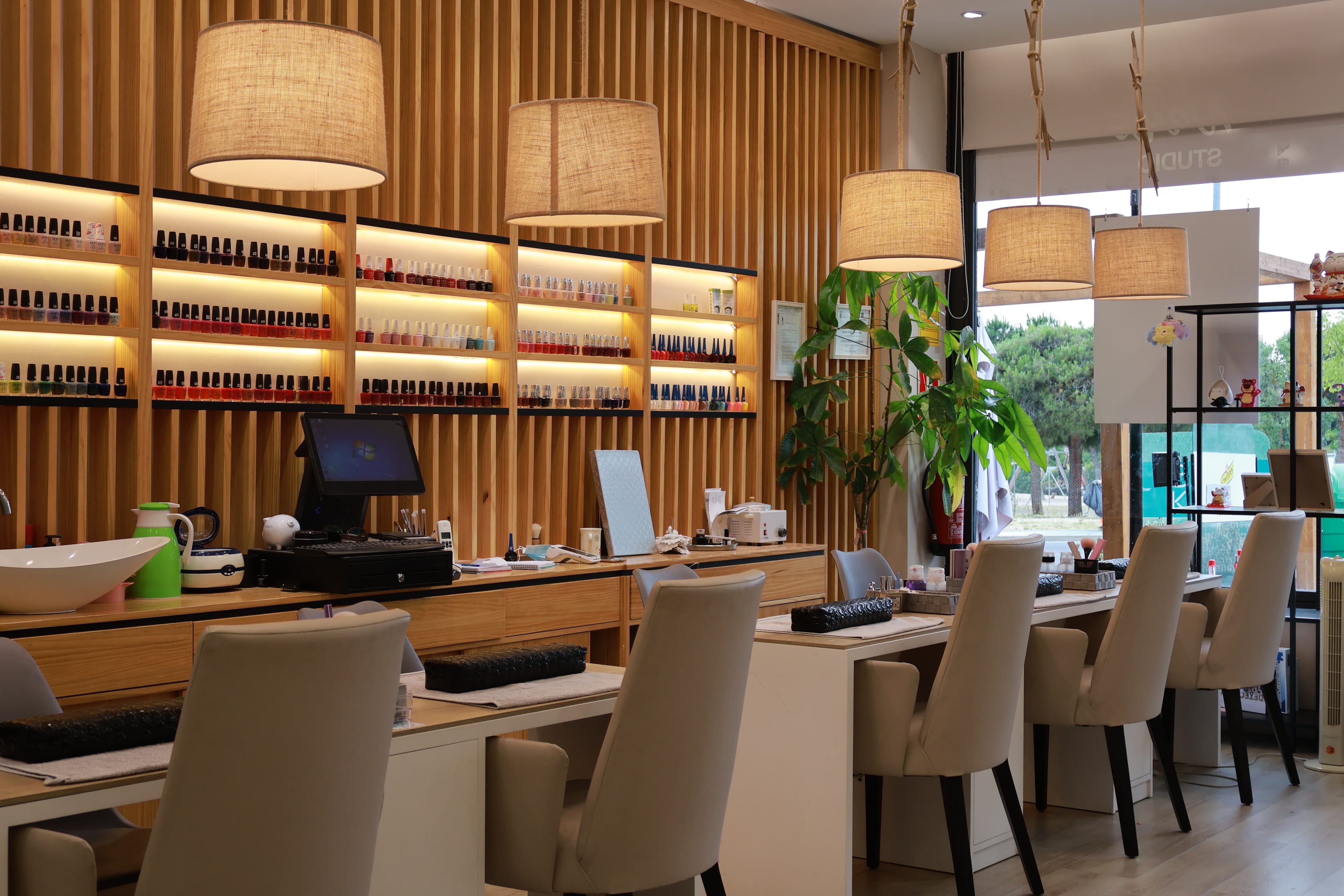 Interior con estaciones de manicura